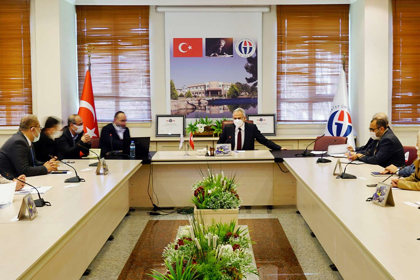 Gaziantep Üniversitesi Rektörü Suriye’deki STK’larla bir araya geldi Gaziantep Üniversitesi Rektörü Suriye’deki STK’larla bir araya geldi